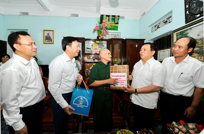 Đồng chí Nguyễn Xuân Thắng thăm, tặng quà người có công ở Hải Dương